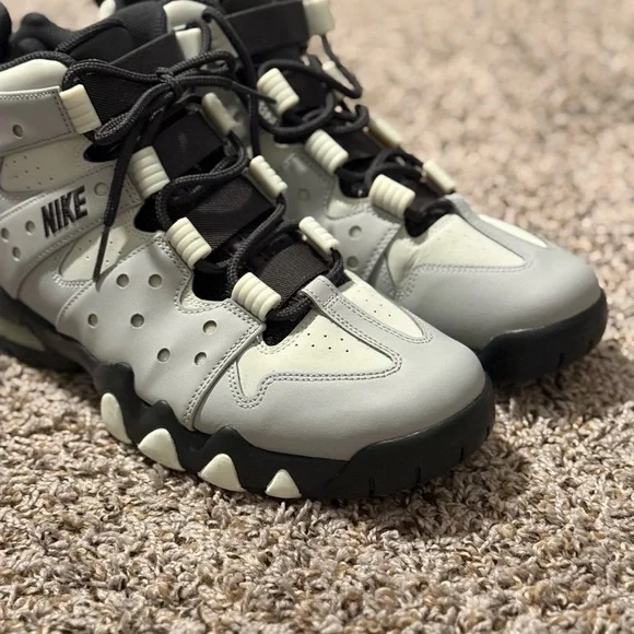 Nike Men’s Black and Gray Shoes - Picture 2 of 10